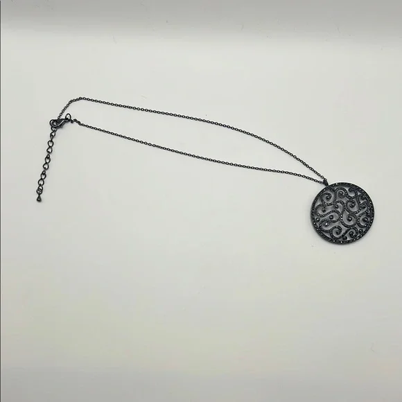 Elegant Black Pendant Necklace - Picture 3 of 5